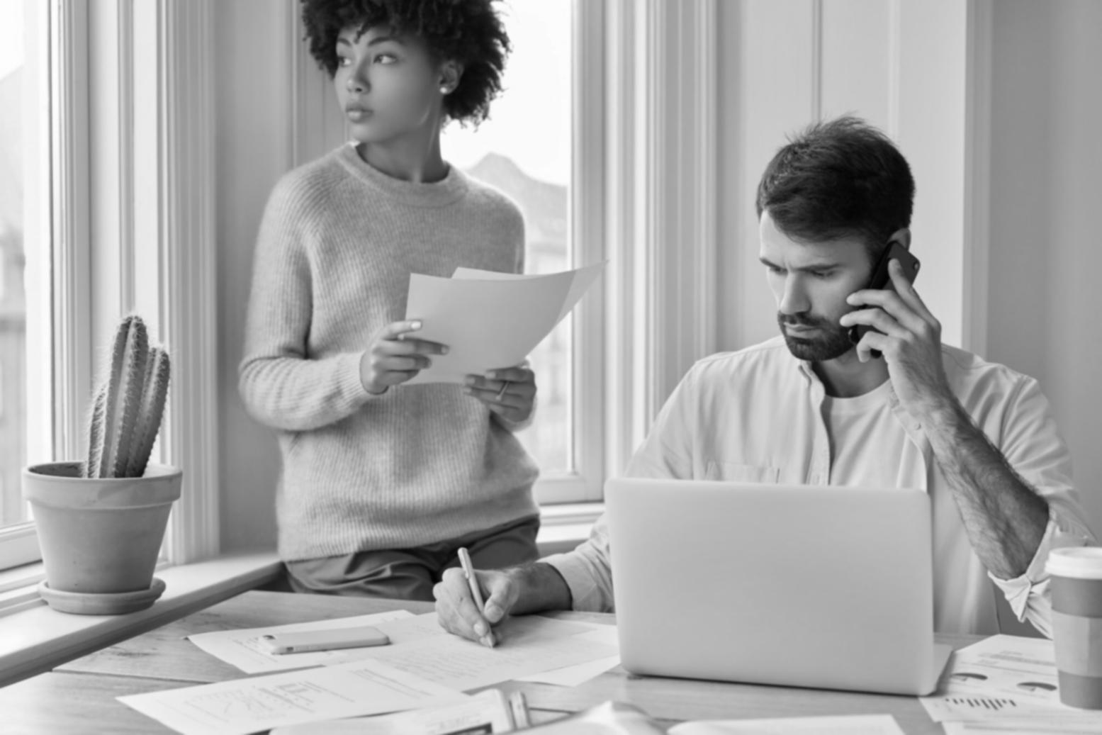 Grupo de profesionales colaborando en proyectos financieros